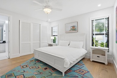 Exquisitely renovated 4BR/4BA lakefront estate in the desirable - photo 31