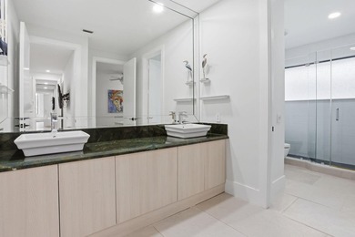 Exquisitely renovated 4BR/4BA lakefront estate in the desirable - photo 32