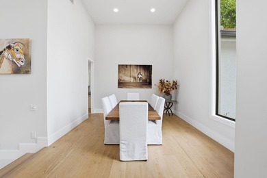 Exquisitely renovated 4BR/4BA lakefront estate in the desirable - photo 38