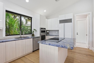 Exquisitely renovated 4BR/4BA lakefront estate in the desirable - photo 44
