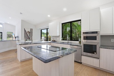 Exquisitely renovated 4BR/4BA lakefront estate in the desirable - photo 45