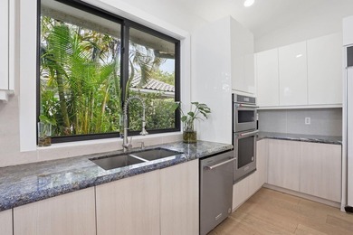Exquisitely renovated 4BR/4BA lakefront estate in the desirable - photo 46