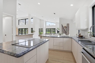 Exquisitely renovated 4BR/4BA lakefront estate in the desirable - photo 47