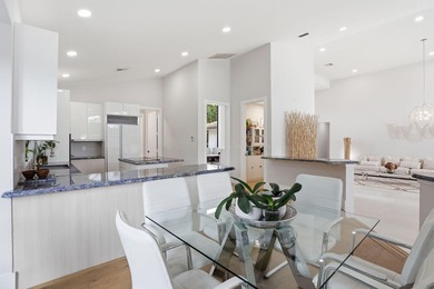 Exquisitely renovated 4BR/4BA lakefront estate in the desirable - photo 48