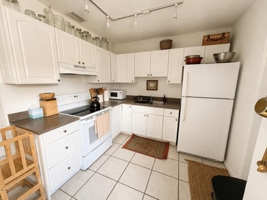 Just Reduced! NO HOA NEIGHBOORHOOD. Charming 3 bedroom, 1 bath - photo 5