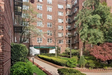Welcome to The Greenbriar, one of Forest Hills' most - photo 14