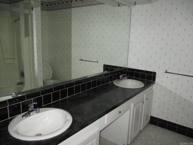 Welcome home to this spacious and well-designed property - photo 18