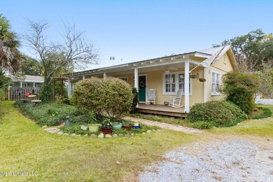 Adorable 1960's cottage in the heart of the Historic District of - photo 1
