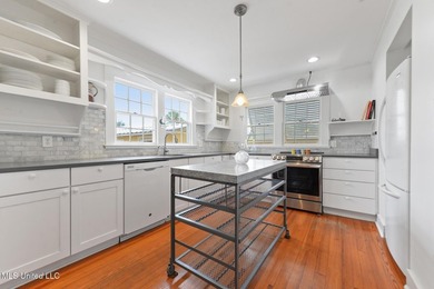 Adorable 1960's cottage in the heart of the Historic District of - photo 8