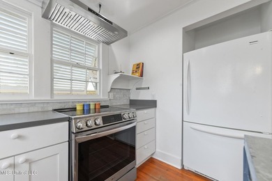 Adorable 1960's cottage in the heart of the Historic District of - photo 10