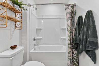 Welcome to 51 Silverthorn Street in Freeport -- a stylish and - photo 20