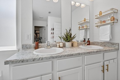 Welcome to 51 Silverthorn Street in Freeport -- a stylish and - photo 45