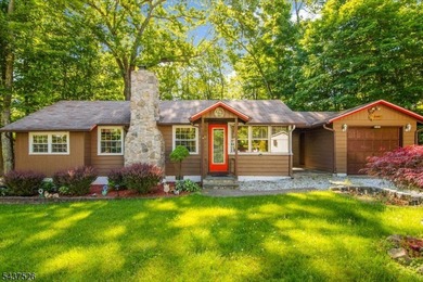 Welcome to this adorable year round ranch-style lake home! Upon - photo 2