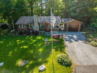 Welcome to this adorable year round ranch-style lake home! Upon - photo 4