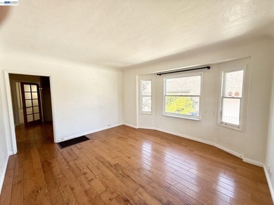 Timeless East End Charm with Endless Potential. Built in 1914 - photo 3