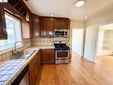 Timeless East End Charm with Endless Potential. Built in 1914 - photo 8