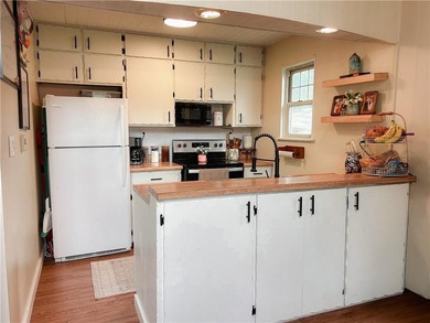 Welcome home to this cute and cozy 2-bedroom, 1-bath property - photo 9