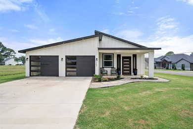 Stunning turnkey home with a fully furnished option available! - photo 1