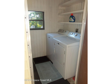 Here is a 24' x 38' Fleetwood home freshly painted light and - photo 12