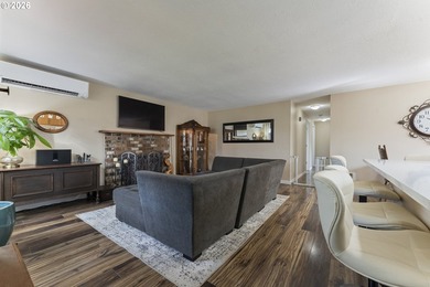 Tastefully updated single-level home in the heart of Coos Bay! - photo 13