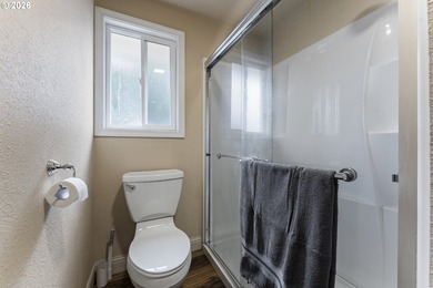 Tastefully updated single-level home in the heart of Coos Bay! - photo 17