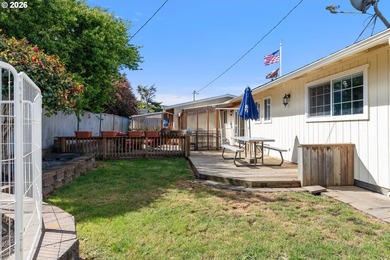Tastefully updated single-level home in the heart of Coos Bay! - photo 31