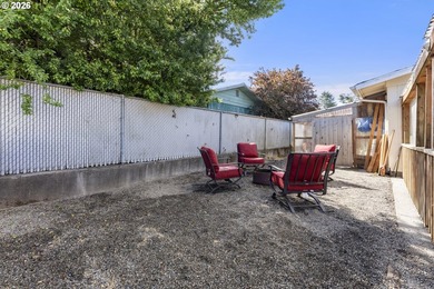 Tastefully updated single-level home in the heart of Coos Bay! - photo 33