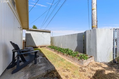 Tastefully updated single-level home in the heart of Coos Bay! - photo 34