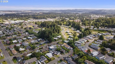Tastefully updated single-level home in the heart of Coos Bay! - photo 36