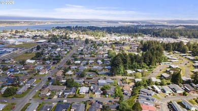 Tastefully updated single-level home in the heart of Coos Bay! - photo 37