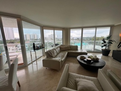 Beautiful condo in the heart of Sunny Isles located in the