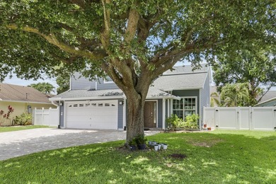 Rare opportunity in sought-after North Palm Beach Heights! This - photo 2