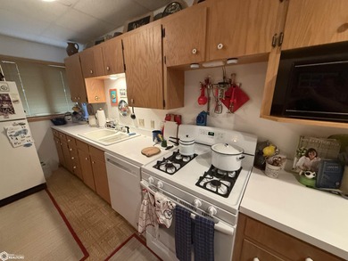 Cozy 2-bedroom lakefront cabin with 50 feet of frontage. This is - photo 9