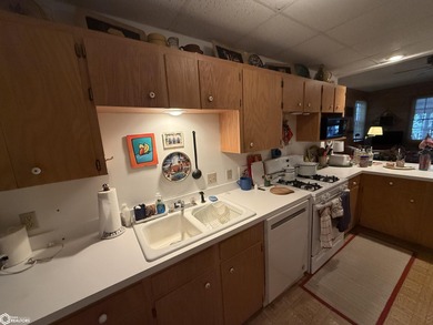 Cozy 2-bedroom lakefront cabin with 50 feet of frontage. This is - photo 10