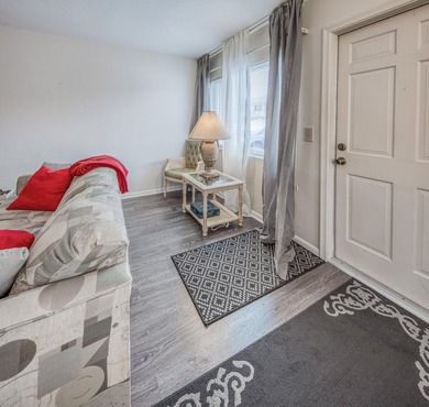 A rarely available 1st floor unit in Murry Hills, a chance for - photo 3