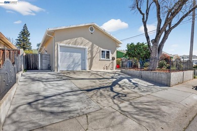 Welcome to 320 Monmouth Dr in Milpitas, a well-maintained - photo 3