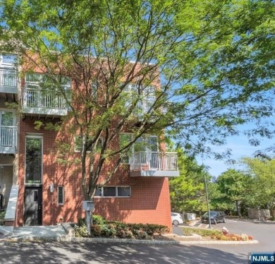 Hudson River Home For Sale in Edgewater New Jersey