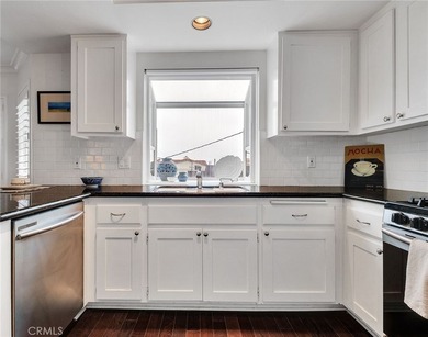 Welcome to this well-maintained 2-bedroom, 2.5-bathroom townhome - photo 11