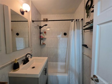 Great 2 bedroom, 1 bath coop apartment with great views of NYC - photo 27