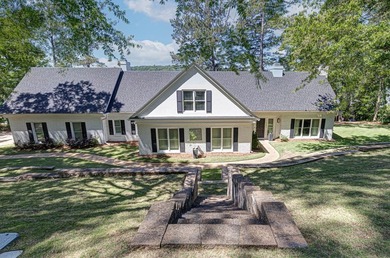 Located in Green Island Hills, this exceptional property offers - photo 2