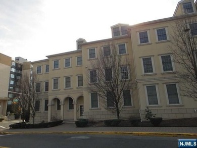 NEWER COMPLEX, LARGE 1BR APARTMENT WITH OPEN FLOOR PLAN WITH