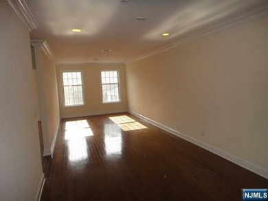 NEWER COMPLEX, LARGE 1BR APARTMENT WITH OPEN FLOOR PLAN WITH