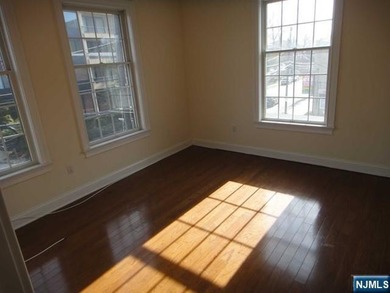 NEWER COMPLEX, LARGE 1BR APARTMENT WITH OPEN FLOOR PLAN WITH