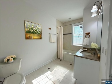 NEWER COMPLEX, LARGE 1BR APARTMENT WITH OPEN FLOOR PLAN WITH