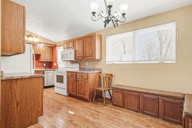Outstanding, move-in-ready property just a short walk from - photo 5