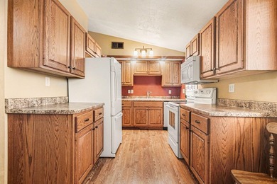 Outstanding, move-in-ready property just a short walk from - photo 6