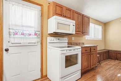 Outstanding, move-in-ready property just a short walk from - photo 7