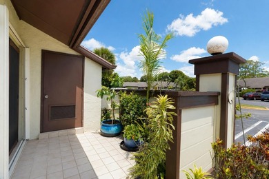 Beautifully maintained 2-bedroom, 2-bath villa-style townhome - photo 4