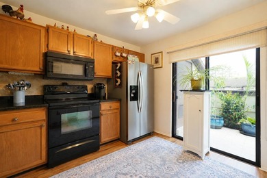 Beautifully maintained 2-bedroom, 2-bath villa-style townhome - photo 8