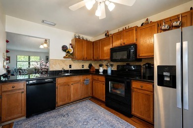 Beautifully maintained 2-bedroom, 2-bath villa-style townhome - photo 9